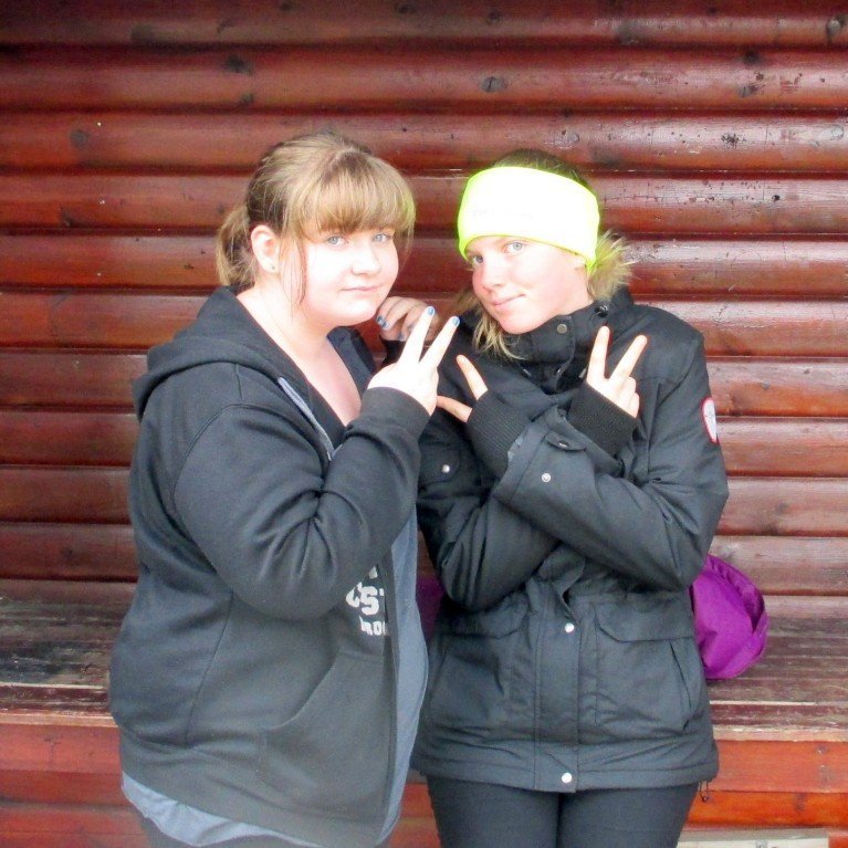 Vinkonur í skjóli.