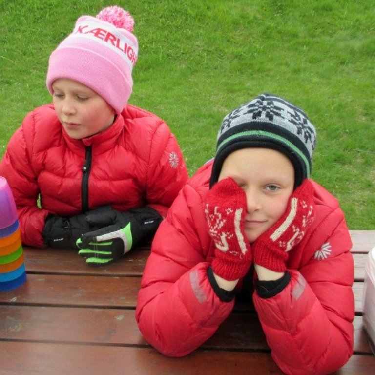 Systur að bíða eftir hressingu.