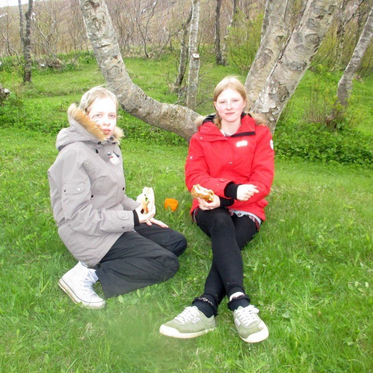 Kuldalegar frænkur að borða hamborgara.