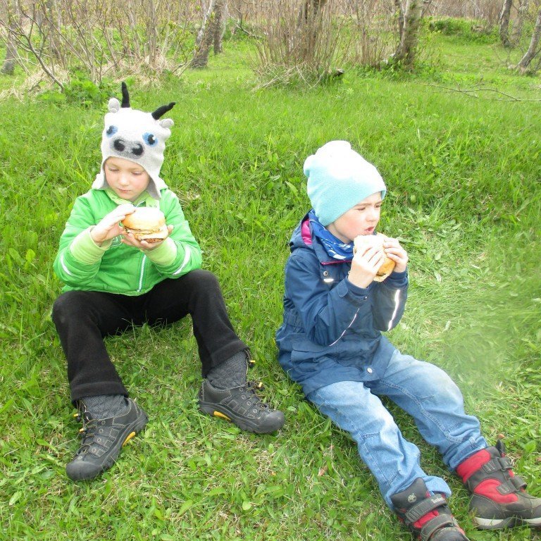 Tveir kátir í brekkunni.