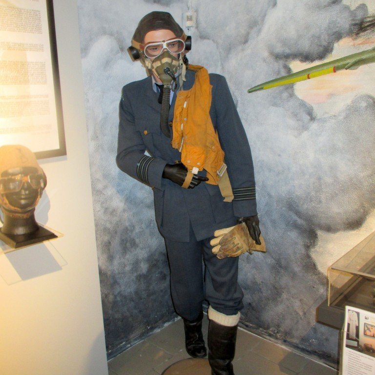 Þessir tók á móti okkur á Stríðsárasafninu.