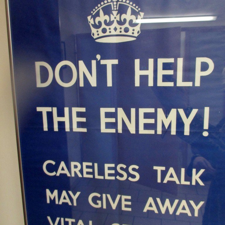 Hresst skilti inni á klósetti.