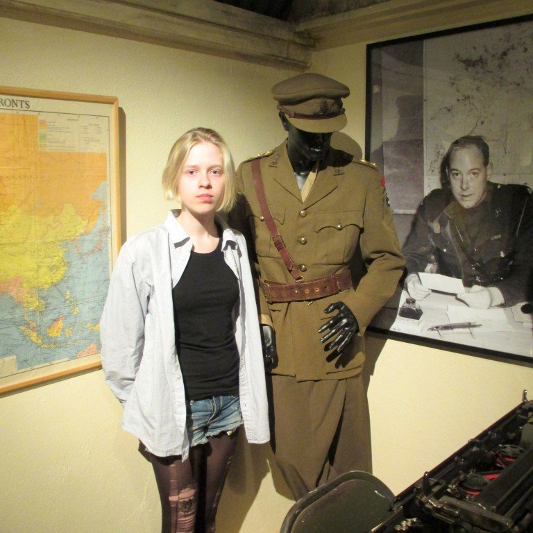 Lára stillir sér upp með offisera.