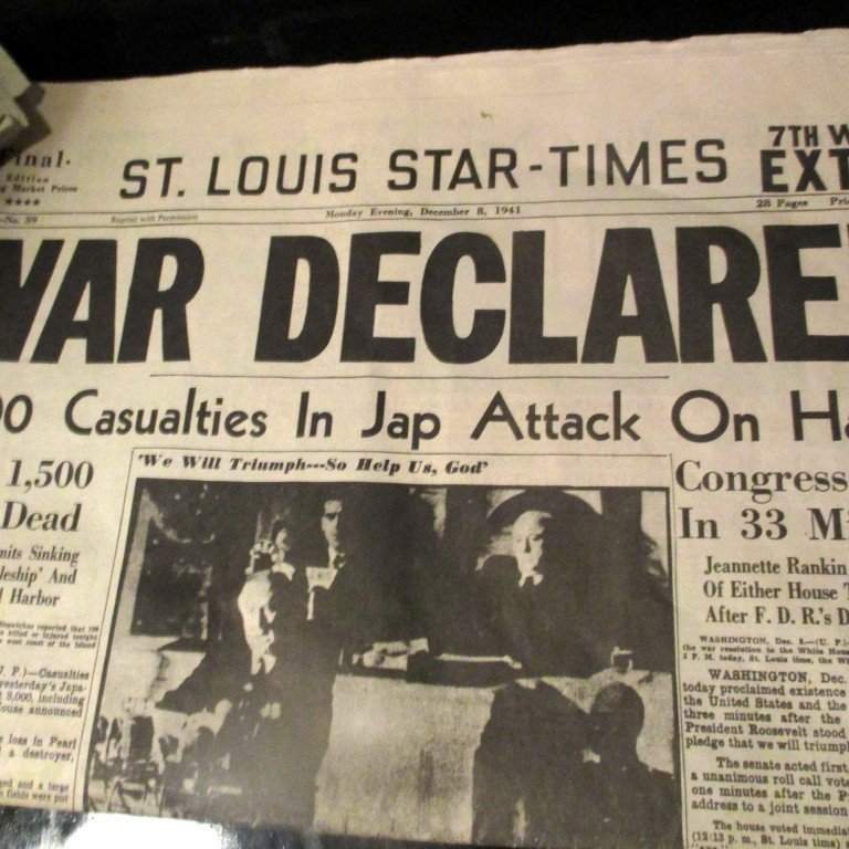 Dagblað daginn eftir Pearl Harbour.