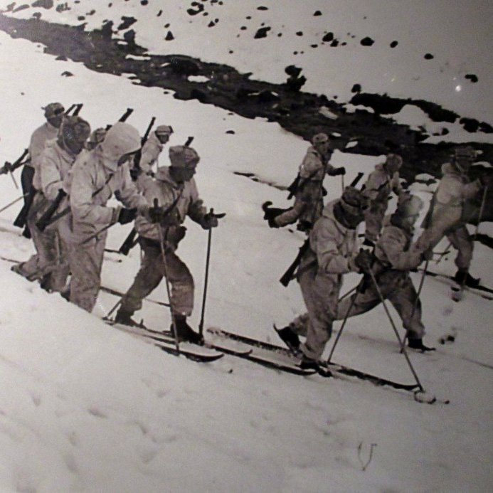 Mynd af hermönnunum á Reyðarfirði að æfa sig á skíðunum.