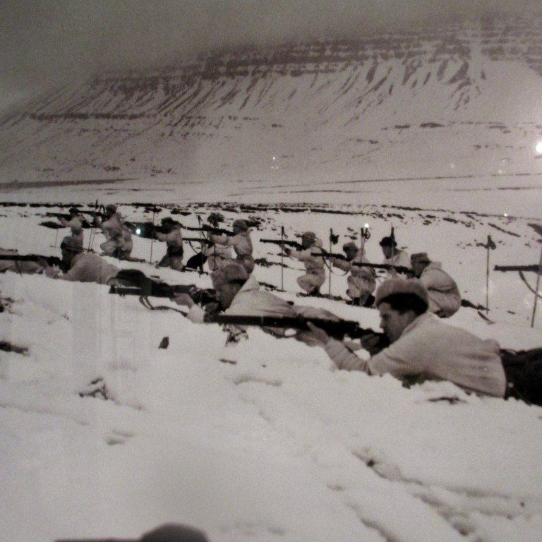 Hermennirnir á Reyðarfirði æfa skotfimi í snjó.