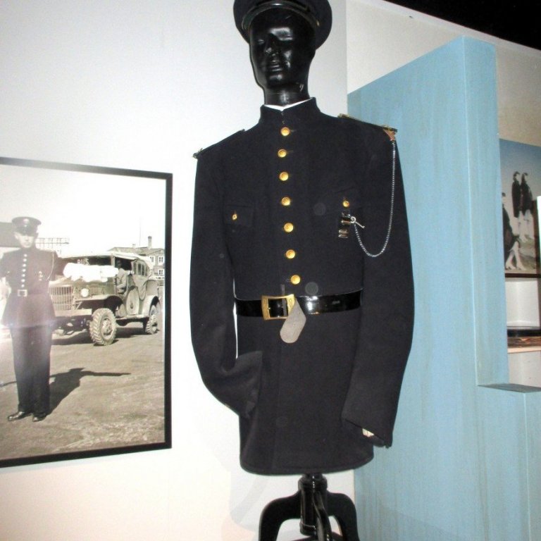 Hermenn og búningar eiga vel saman.