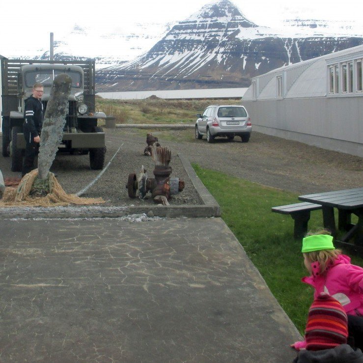 Sigmar að skoða herjeppa.