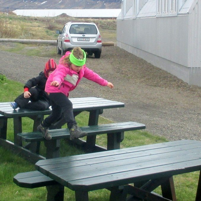 Nýju stelpurnar, Eyrún og Guðrún Katrín spreyta sig á stökkleikfimi.