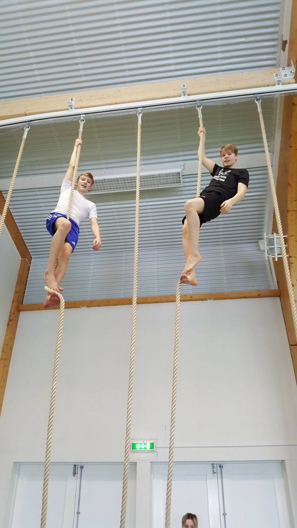 Mennn stilla sér hiklaust upp í myndatöku!