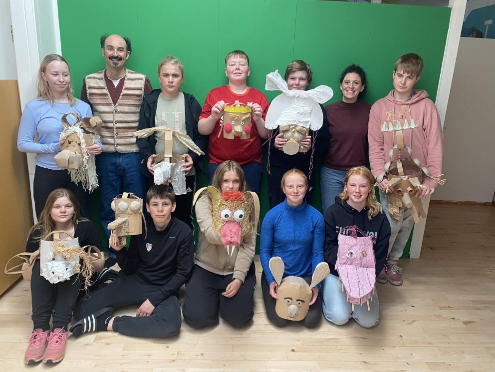 Nemendur með afrakstur vinnu sinnar ásamt leiðbeinendum námskeiðsins