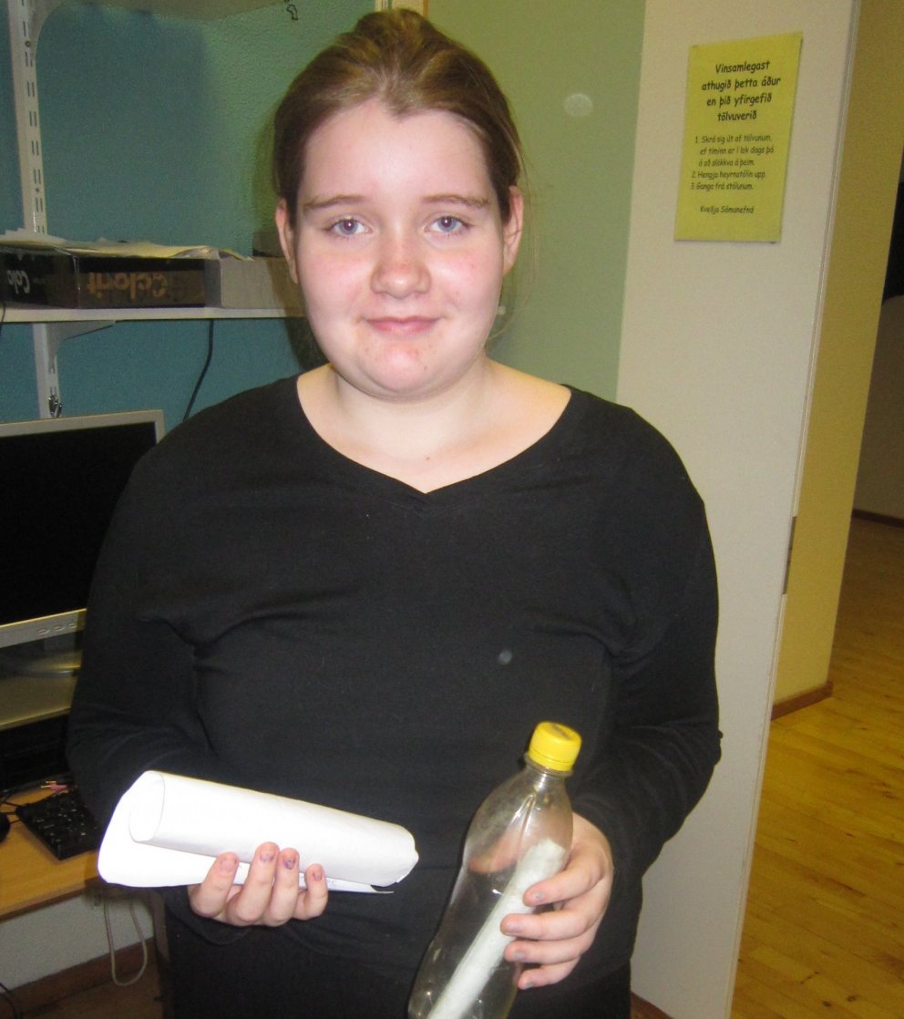 Heiða með flöskuskeytið sitt og bréfið frá Baldri