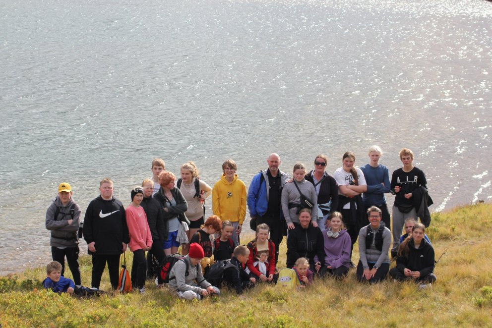 Hópur nemenda og starfsfólks á leið til Breiðavíkur.