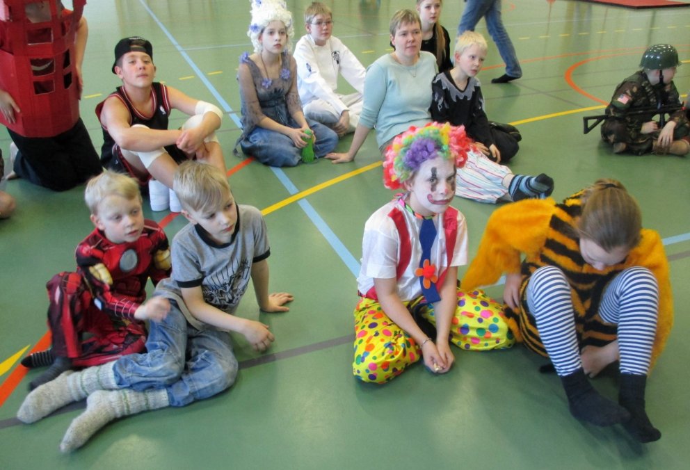 Beðið eftir úrslitum búningakeppninnar.