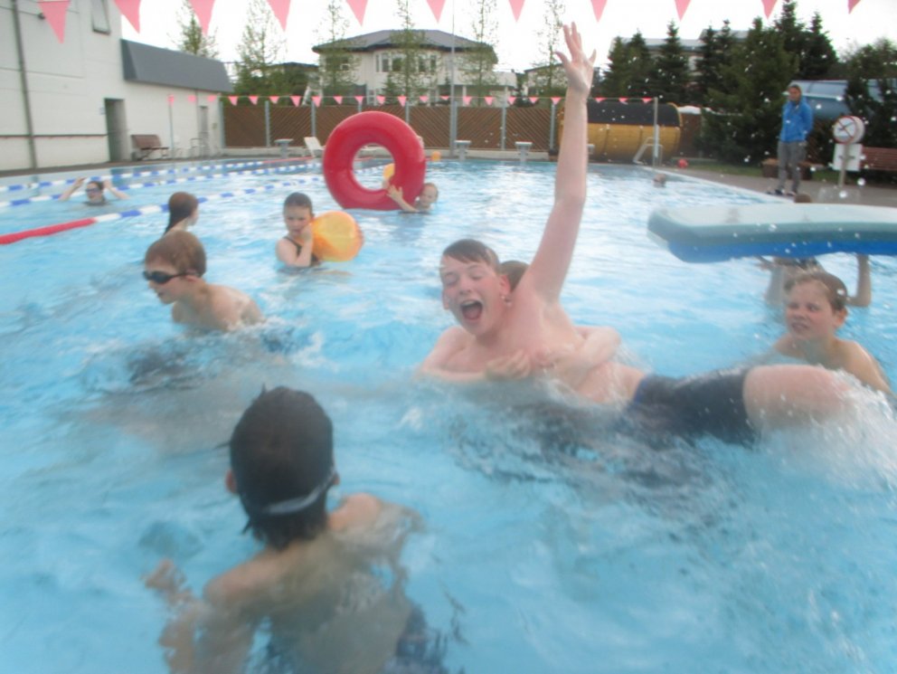 Fjör í sundi í góða veðrinu.