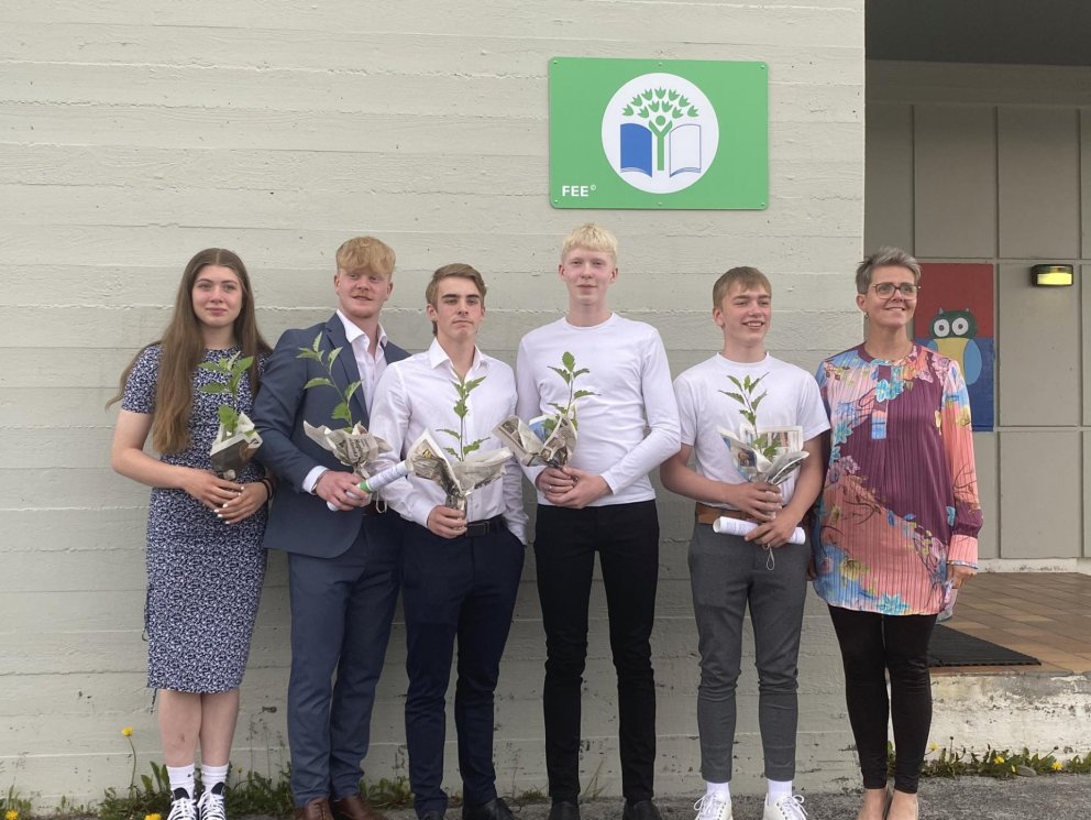 Bekkurinn styllti sér upp fyrir myndatöku að útskrift lokinni með Kristínu Högnadóttur umsjónarkenna…