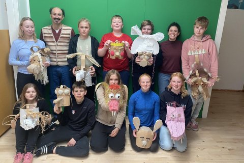 Nemendur með afrakstur vinnu sinnar ásamt leiðbeinendum námskeiðsins