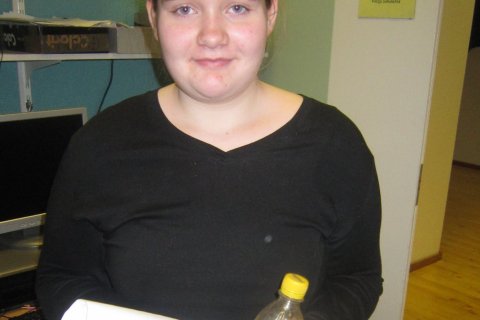 Heiða með flöskuskeytið sitt og bréfið frá Baldri