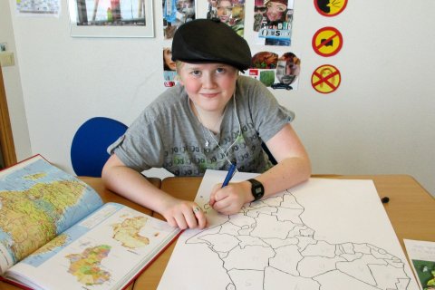 Aron Víðir vígalegur með Afríkukortið sitt.