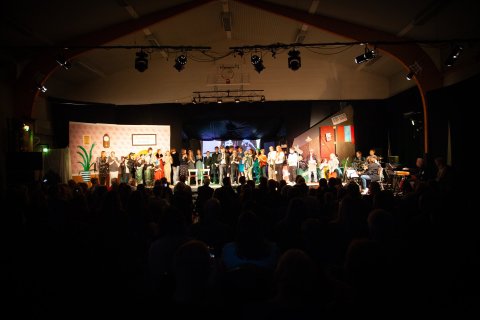 Í fylgd með fullorðnum