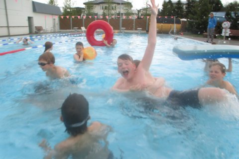 Fjör í sundi í góða veðrinu.