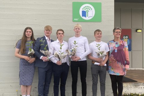 Bekkurinn styllti sér upp fyrir myndatöku að útskrift lokinni með Kristínu Högnadóttur umsjónarkenna…